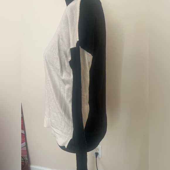 Forever 21 women’s size M black and white color locking crew neck knit sweater - Picture 2 of 4